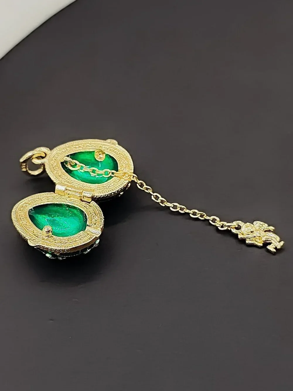 💚Vintage Emerald Enamel Egg Pendant Necklace - Picture 2 of 3